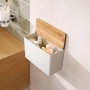 Weiße Tesa Baboo Aufbewahrungsbox X-Large mit Bambusdeckel an Badezimmerwand.