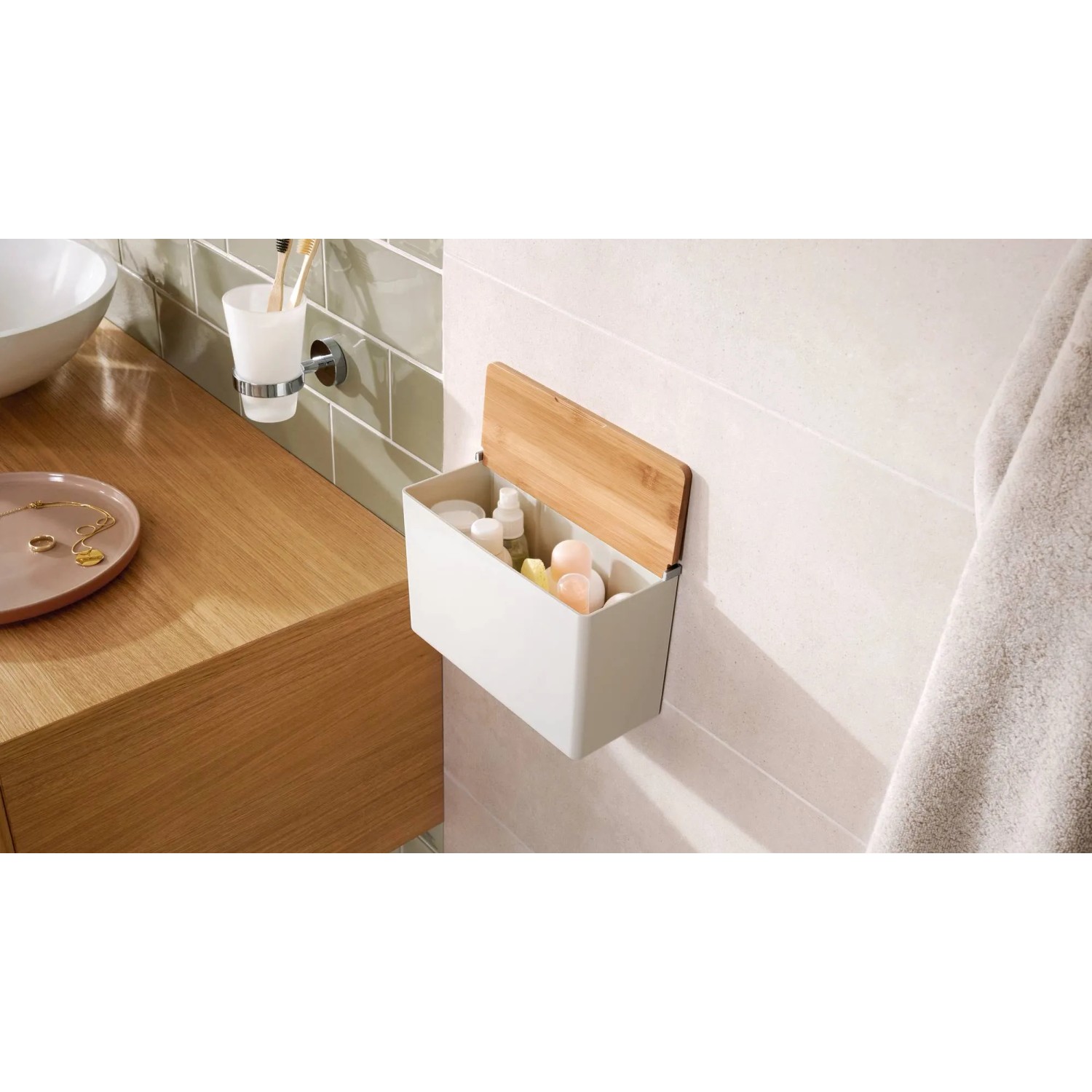 Weiße Tesa Baboo Aufbewahrungsbox X-Large mit Bambusdeckel an Badezimmerwand.