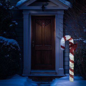 Beleuchtete XL LED Zuckerstange rot-weiß mit Schleife, Weihnachts-Gartendeko im Schnee vor der Haustür.