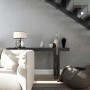 Marburg Vliestapete Villa Romana 53, dunkelgraue Struktur mit goldenen Akzenten im Wohnraum.