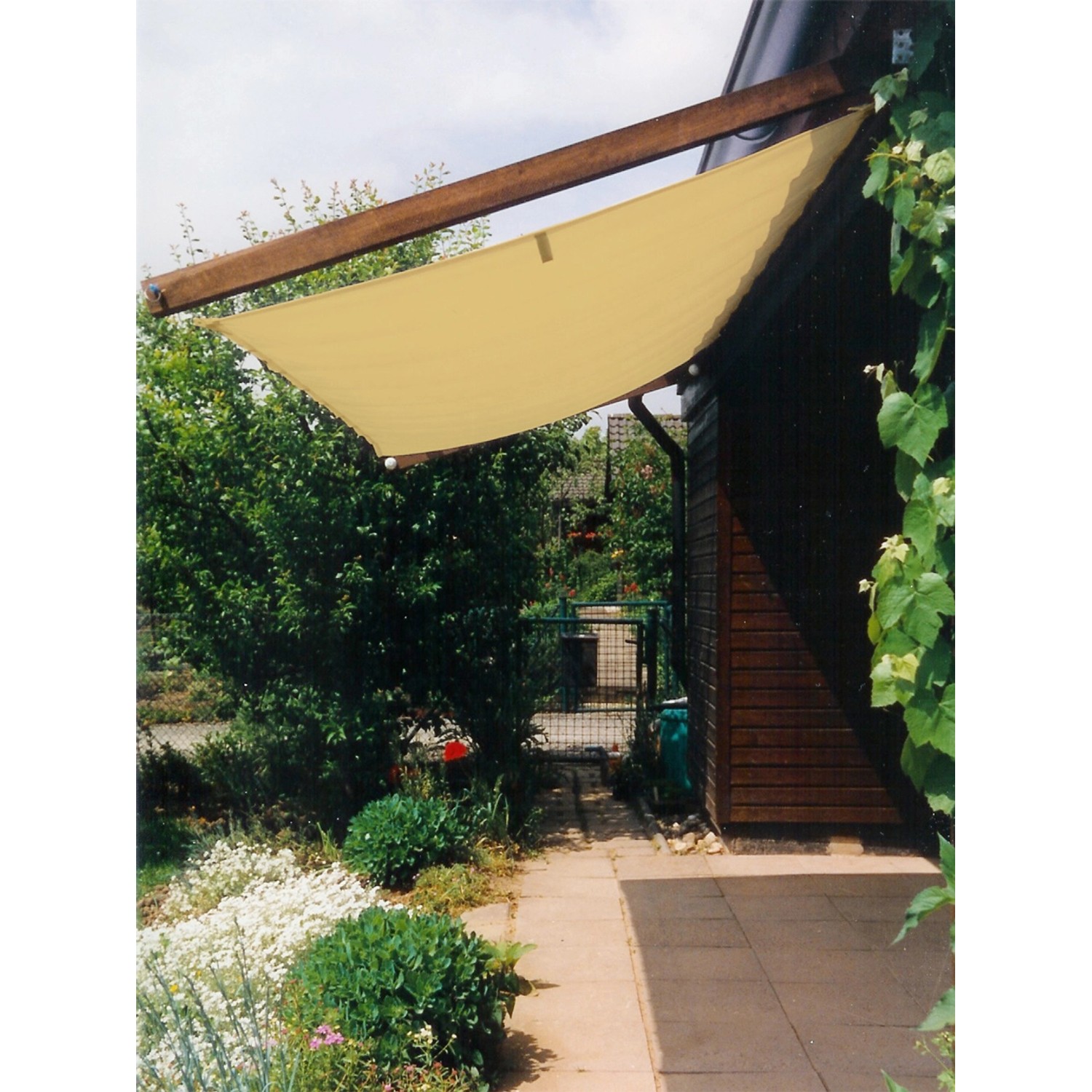 Floracord Sonnensegel Seilspanntechnik Bausatz, 330x140 cm, elfenbeinfarben, montiert an Hauswand.