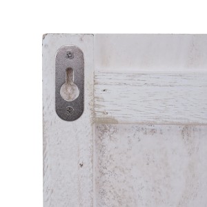 Detailaufnahme der Wandhalterung der weißen MCW Wandgarderobe im Shabby-Look.