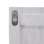 Detailaufnahme der Wandhalterung der weißen MCW Wandgarderobe im Shabby-Look.