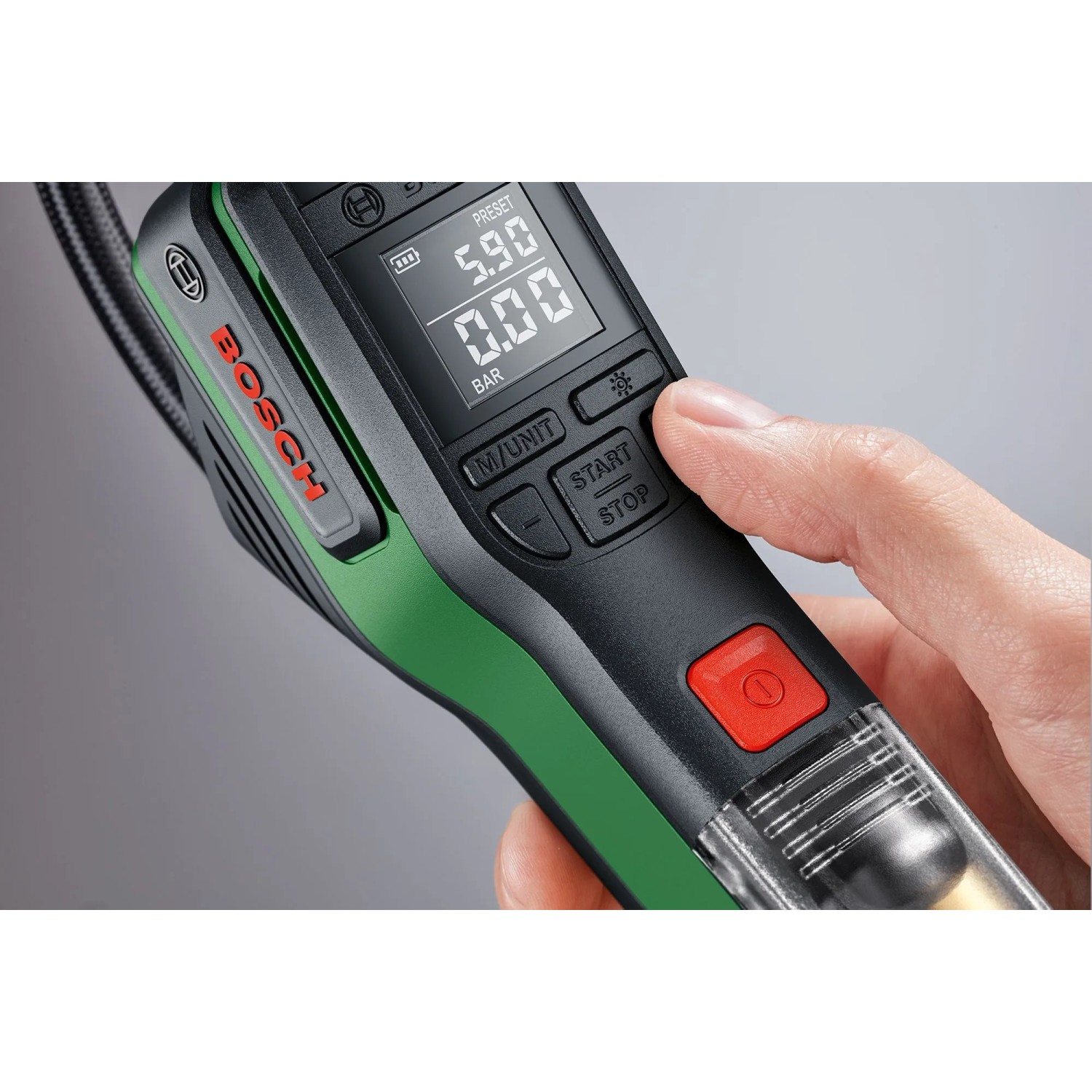 Bosch Pneo Akku-Druckluftpumpe mit digitalem Display und Bedienelementen.