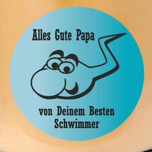 Gelbe Duftkerze im Glas mit "Alles Gute Papa" und Schwimmer-Motiv als Vatertagsgeschenk.