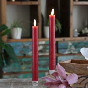 2 rote LED Stabkerzen (H 24,5cm) in Rustik-Optik aus Echtwachs für stimmungsvolle Tischdeko.