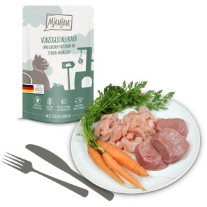 Mjamjam Katzen-Nassfutter Quetschie Kalb & Truthahn mit Möhrchen, Packung und Teller mit Zutaten.