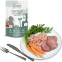 Mjamjam Katzen-Nassfutter Quetschie Kalb & Truthahn mit Möhrchen, Packung und Teller mit Zutaten.
