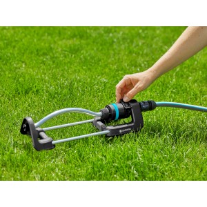 Gardena EcoLine Viereckregner auf Rasen, Wurfweite wird eingestellt.