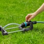 Gardena EcoLine Viereckregner auf Rasen, Wurfweite wird eingestellt.