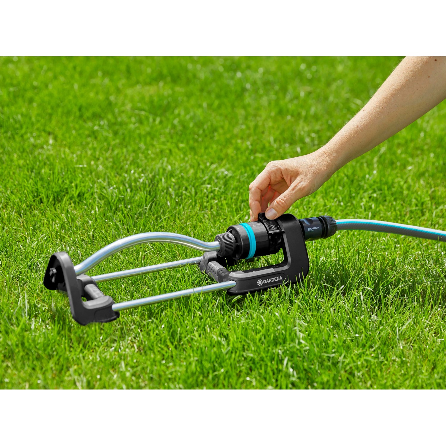 Gardena EcoLine Viereckregner auf Rasen, Wurfweite wird eingestellt.