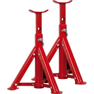 Zwei rote Unterstellböcke aus dem Reifenwechsel-Set für sicheres Arbeiten am Auto.