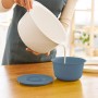 Rotho Backschüssel-Set Fresh Horizontblau, 2-teilig: Frau gießt Teig in blaue Schüssel.
