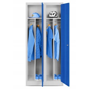 Jan Nowak Kleiderspind Kacper mit 4 Fächern, grau-blau, mit Kleidung und Accessoires gefüllt.