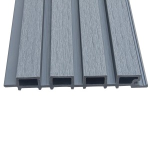Hellgraue WPC Fassadenverkleidung mit Holzoptik, 8 m².