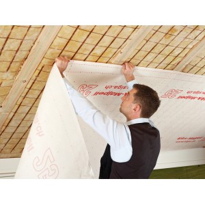 Mann verlegt Siga Majpell 25 Dampfbremse (1,5 m x 50 m) im Dachbereich. Dämmstoffzubehör für Dachsanierung.