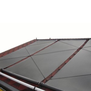 Summer Fun Solar-Poolheizung Ergänzungs-Set auf einem Dach montiert.