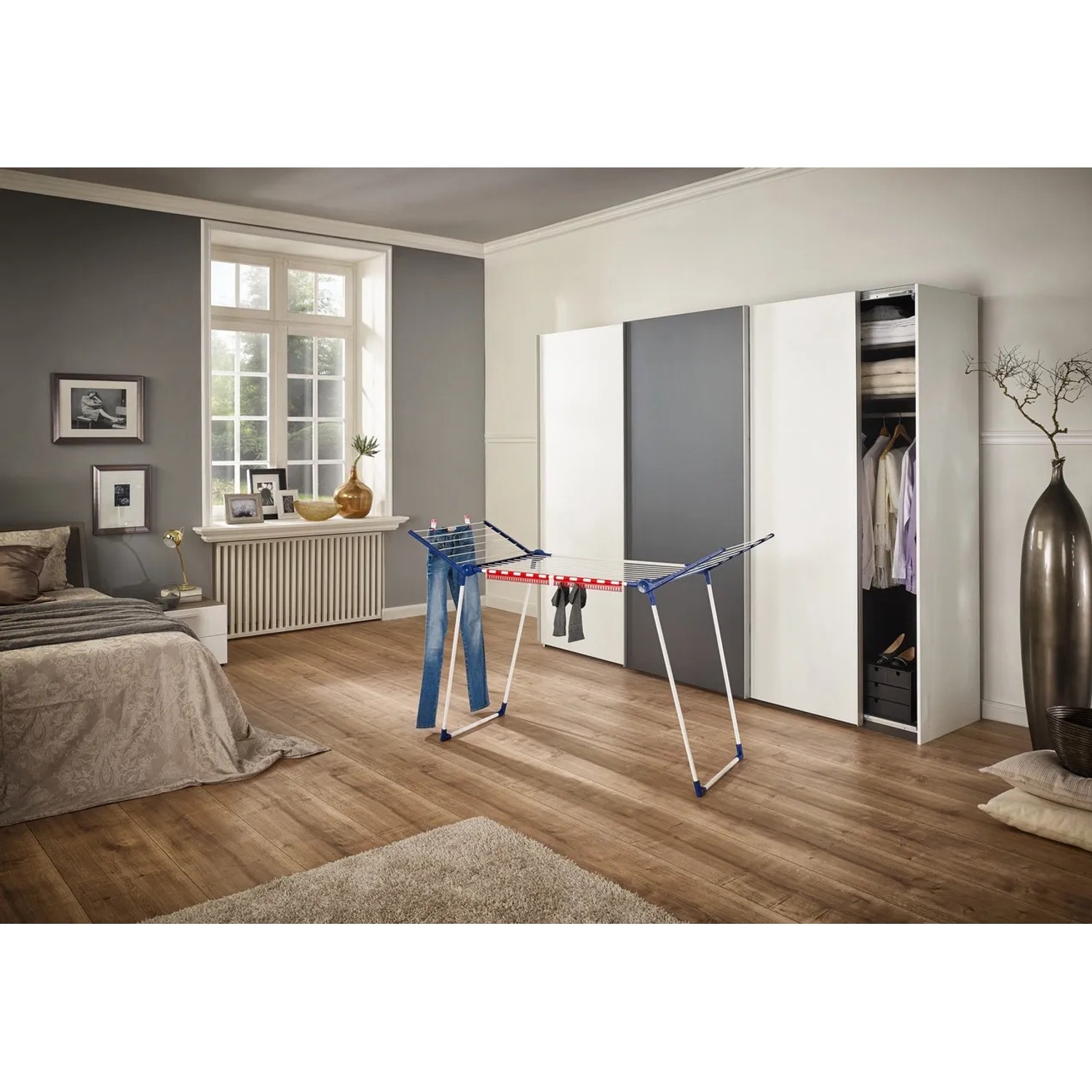 Leifheit Wäscheständer Pegasus 180 Solid mit Wäsche in einem Schlafzimmer.