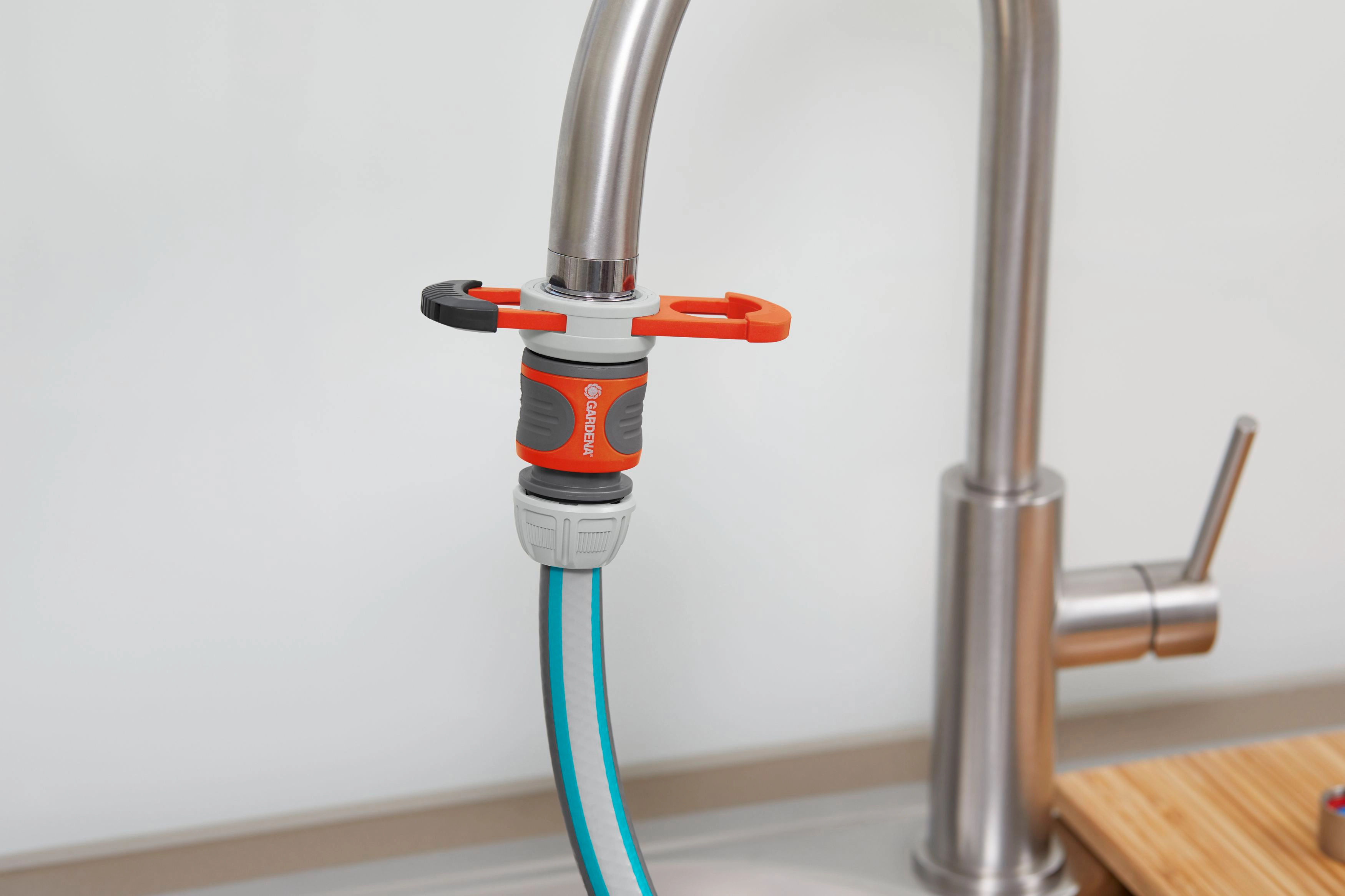Gardena Wasserdieb: Universal Wasserhahn-Adapter zum Anschluss des Gardena  Gartenschlauchs an einen Wasserhahn ohne Gewinde mit 14–17 mm  Außendurchmesser, korrosionsbeständig (2908-20) : : Baumarkt