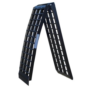 Zusammengeklappte, schwarze TRUTZHOLM Auffahrrampe aus Aluminium für Autoanhänger, Traglast 680 kg.