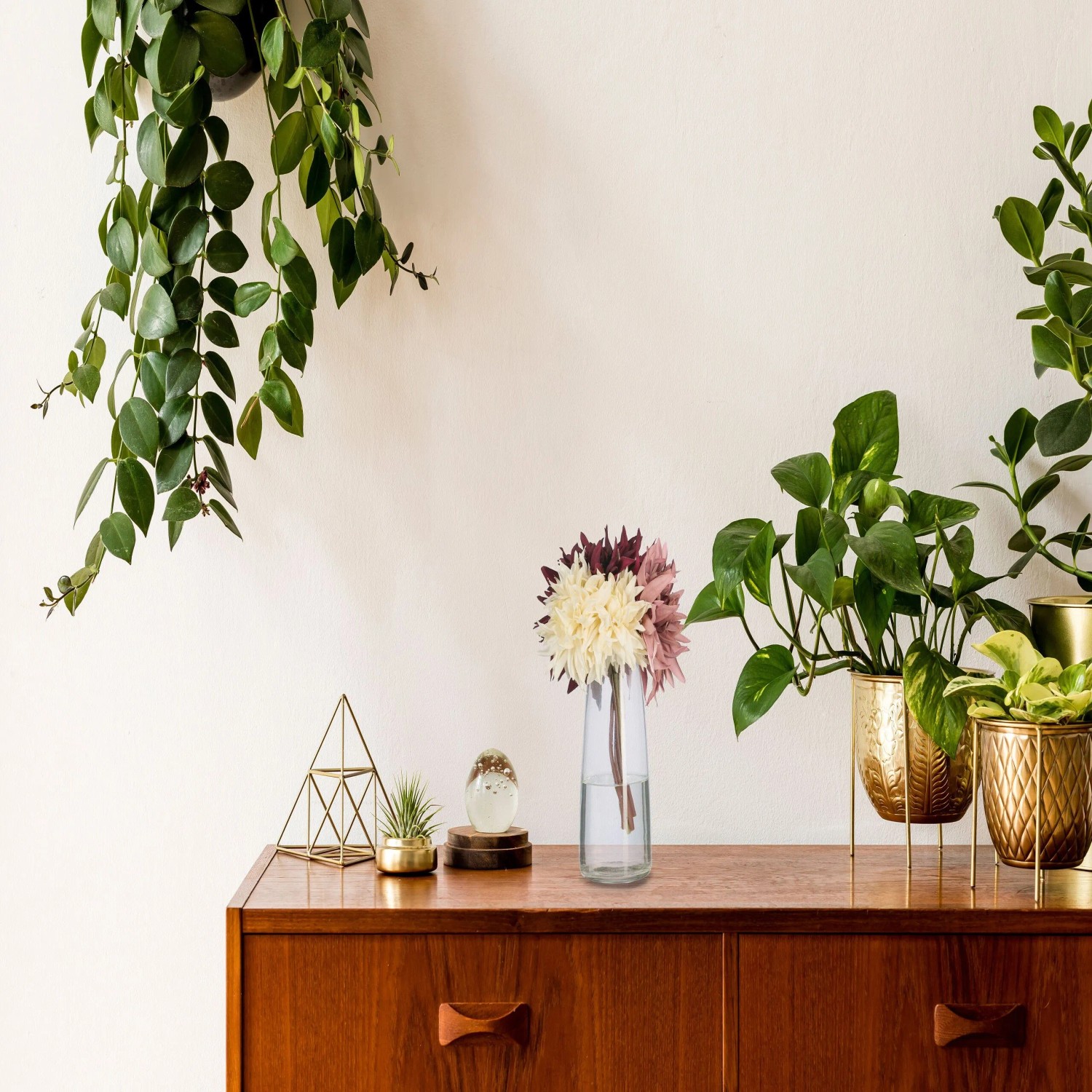 Transparente Glasvase mit weiß-violetten Blumen auf Holzkommode. Schlichte Dekovase für Wohnzimmer & Küche.