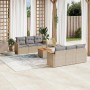 Beige 7-tlg. Garten-Sofagarnitur aus Rattan mit hellgrauen Kissen und Akazienholztisch.