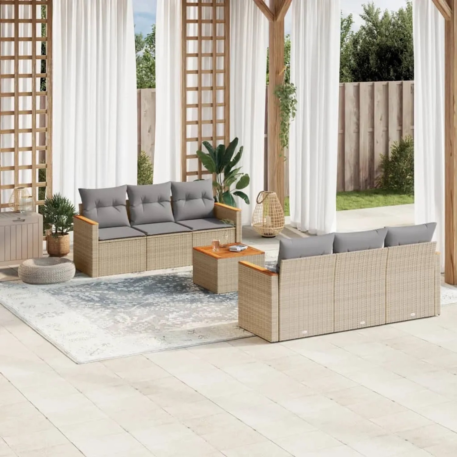 Beige 7-tlg. Garten-Sofagarnitur aus Rattan mit hellgrauen Kissen und Akazienholztisch.
