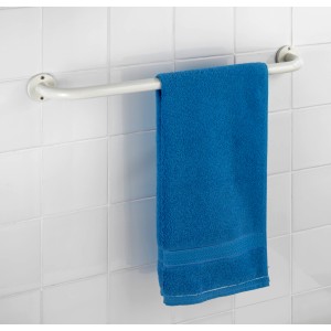 Wenko Badetuchhalter Basic, Edelstahl weiß, mit blauem Handtuch an weißer Wand.