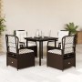 5-teilige Garten Essgruppe aus braunem Poly Rattan mit schwarzen Tisch und cremefarbenen Kissen.