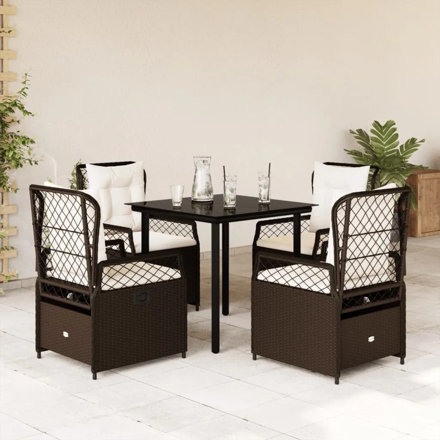 5-teilige Garten Essgruppe aus braunem Poly Rattan mit schwarzen Tisch und cremefarbenen Kissen.