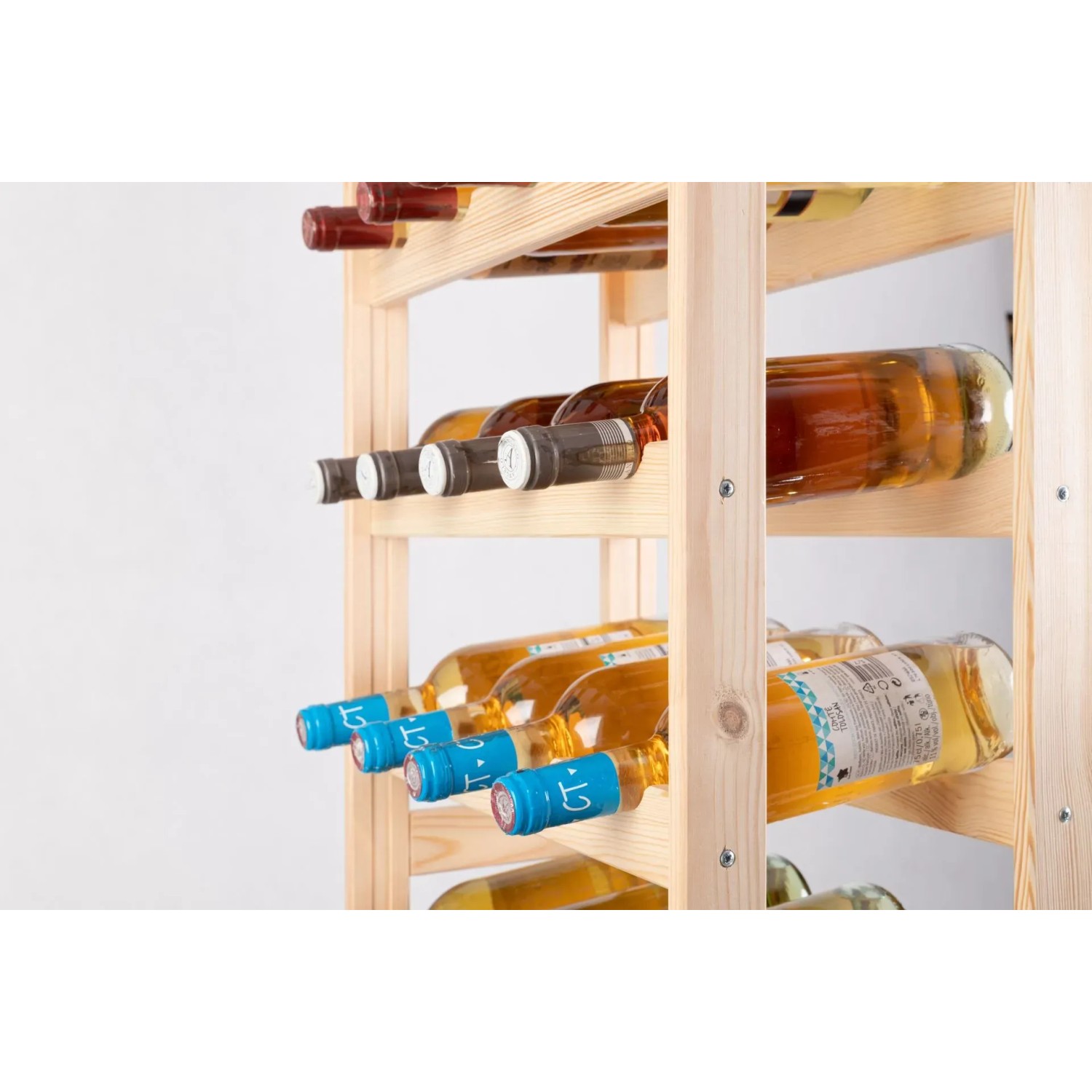 Weinregal aus Kiefernholz, natur, für 44 Flaschen. Das Regal ist teilweise mit Weinflaschen bestückt.