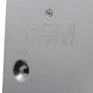 Detailaufnahme: H&M Germany Kamintür aus Edelstahl mit Vierkantschlüssel