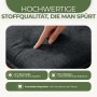 Dunkelgraue, gesteppte Florence Hochlehner Auflage. Eine Hand drückt in das weiche Polster. Hoher Komfort für Gartenstuhlauflagen.
