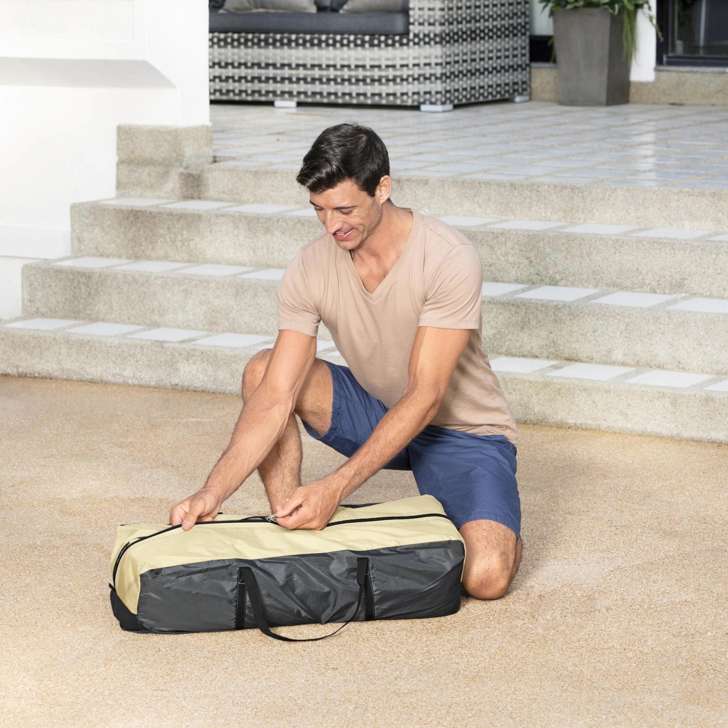 Mann öffnet Tasche für Bestway Lay-Z-Spa Whirlpool-Pavillon 390x390x255 cm. Poolzelt für Garten.