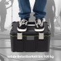 Stabile TRUTZHOLM Stapelbox: Person steht auf der Werkzeugbox, Belastbarkeit bis 100 kg.
