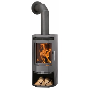 Justus Usedom 5 Kaminofen in Gussgrau mit Holzfach und brennendem Feuer.