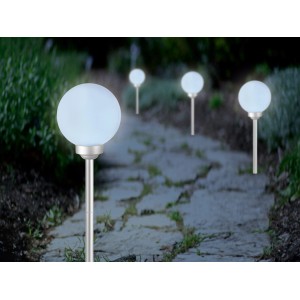 Mehrere Solar-Außenleuchten Trani LED als Kugel auf einem Gartenweg, Ø 30 cm.
