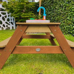 Axi Picknicktisch Emily mit Spielküchenspüle aus Holz, braun. Ideal für Sand- und Wasserspiele im Garten.