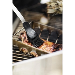 Rösle Braten- und Rippchenhalter mit Pinsel beim Bestreichen von Rippchen auf dem Grill.