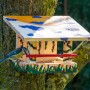 Bemaltes Dobar Vogelfutterhaus aus Kiefernholz mit Blaumeise am Baum.