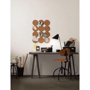 Arbeitszimmer mit Wandfarbe in Mondgrau, Schreibtisch, Korkwand und Büromaterial.