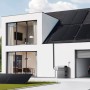 Anker Solix Balkonkraftwerk-Set mit Solarbank, 2.000 W, Smart Meter an modernem Haus.