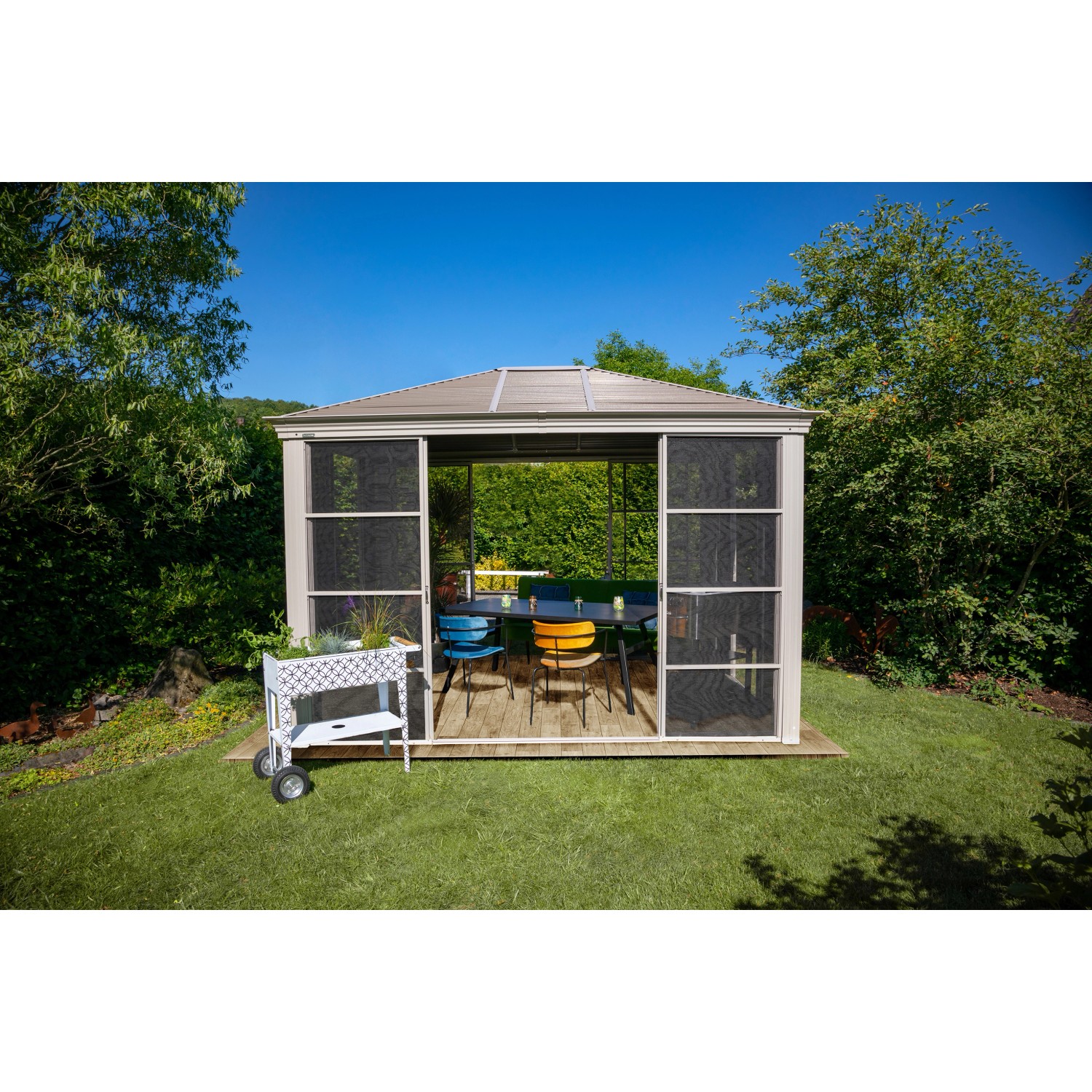 Sojag Pavillon Striano 10x12 Champagner mit Moskitonetz und Stahldach im Garten.