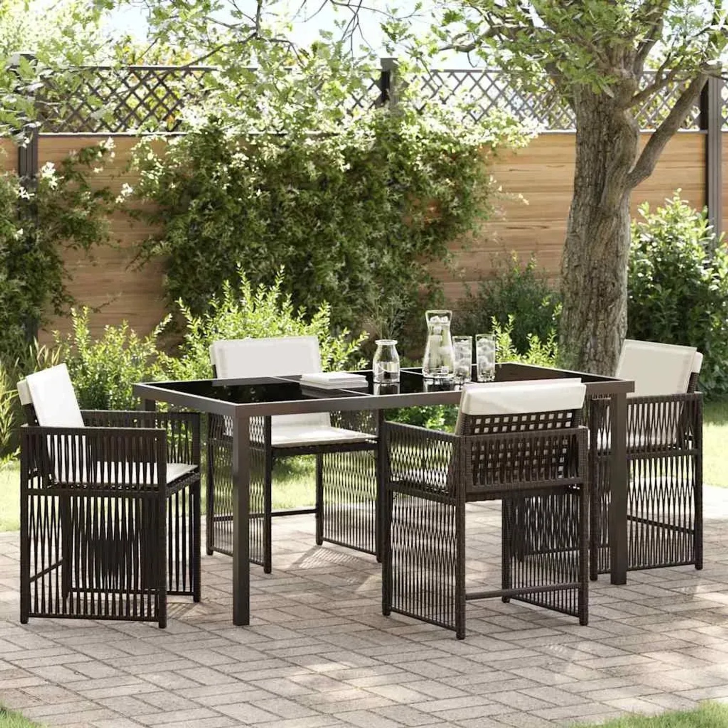 Braune 5-teilige vidaXL Garten Essgruppe aus Poly Rattan mit Tisch und Stühlen.