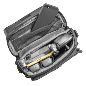 Schwarze Mantona Drohnentasche, offen, mit DJI Mavic Drohne, Akkus und Smartphone in gepolstertem Innenraum.