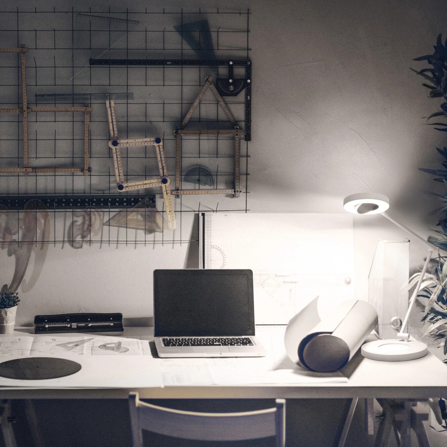 Weiße Ledvance Sun@Home Smart+ Tischlampe (70 cm) auf Schreibtisch mit Laptop.