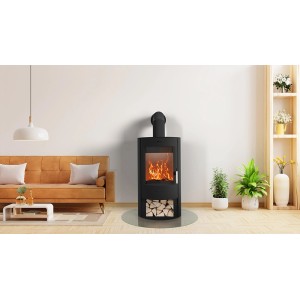 Schwarzer Fireplace Zaria Kaminofen (6 kW) aus Stahl mit Holzscheiten im Wohnraum.