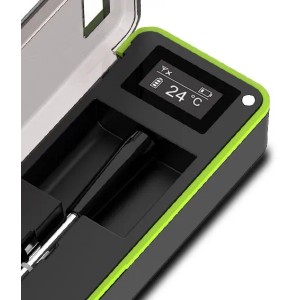 Outdoorchef Easy Check Grillthermometer mit Bluetooth und Display in Ladestation.