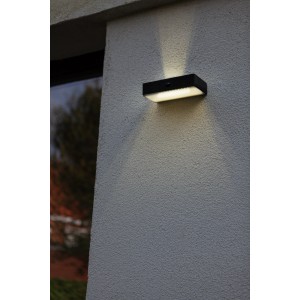 Schwarze LED Solar Wandleuchte Fadi von Lutec mit Bewegungsmelder und warmweißem Licht.