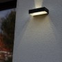 Schwarze LED Solar Wandleuchte Fadi von Lutec mit Bewegungsmelder und warmweißem Licht.